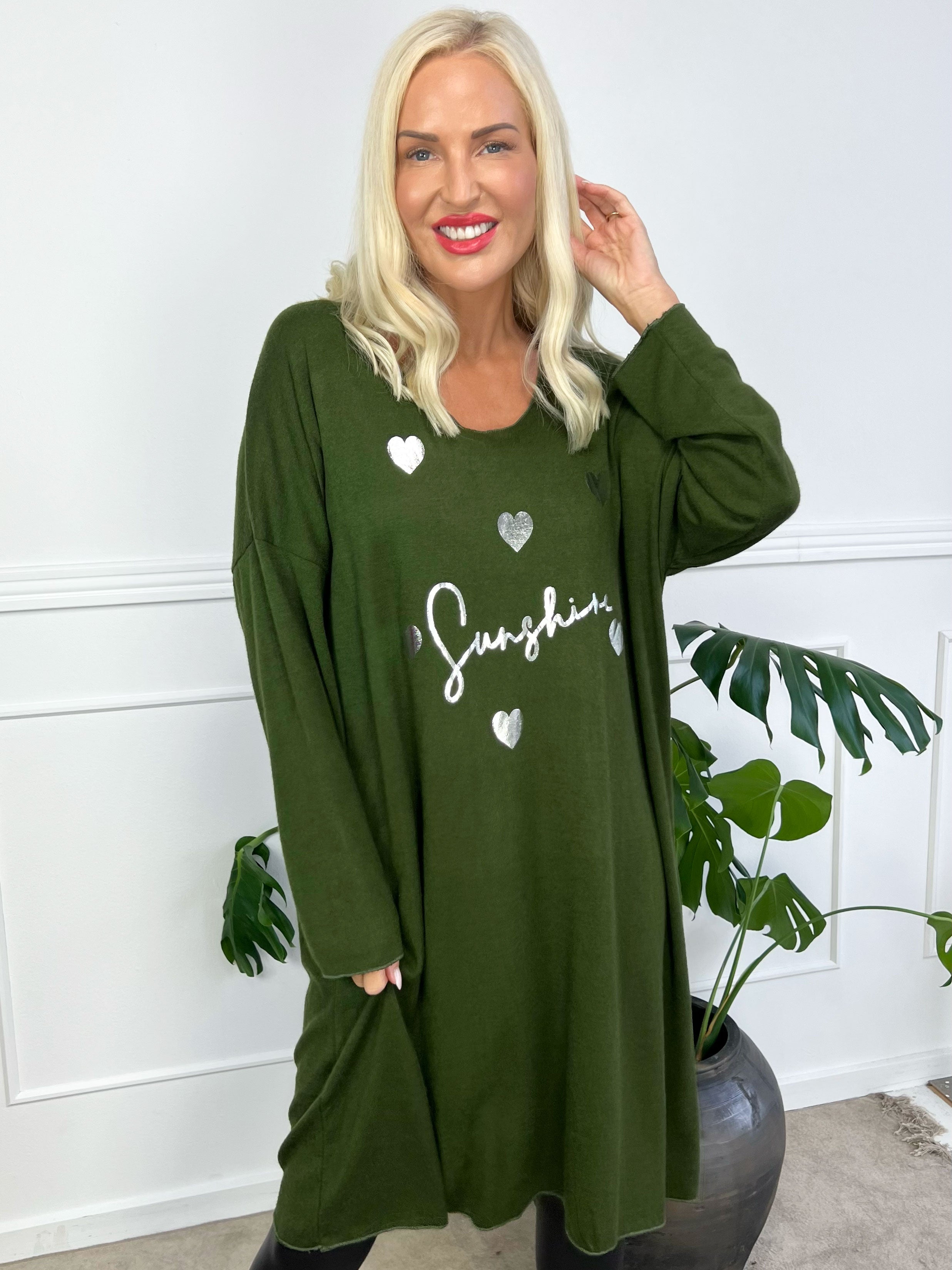 Lucia - Mjuk stickad klänning i viskos med tryck av silverhjärtan och text